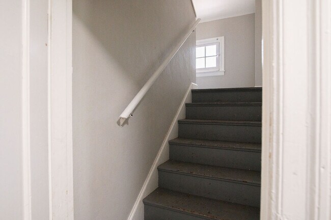 Building Photo - 331 Sandhurst Dr