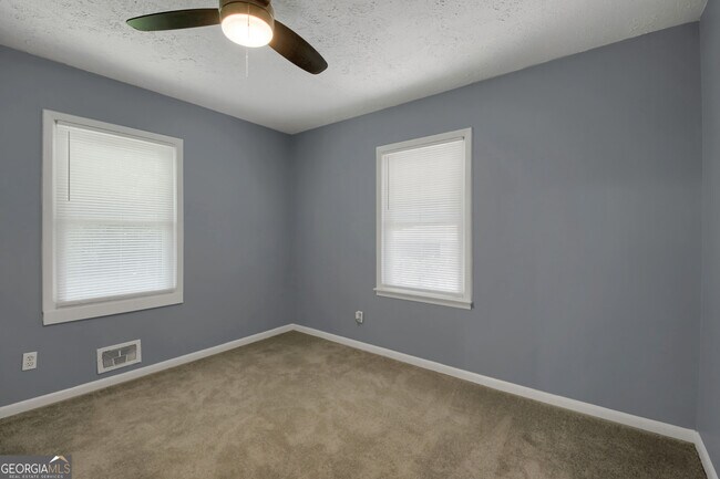 Building Photo - 137 Hillcrest Dr SE