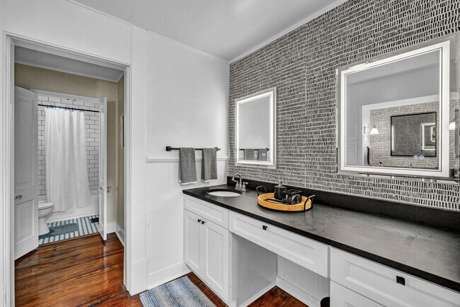 Building Photo - 527 Harrold Ave