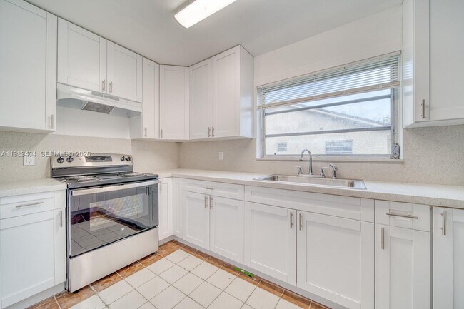 Building Photo - 300 NE 143rd St