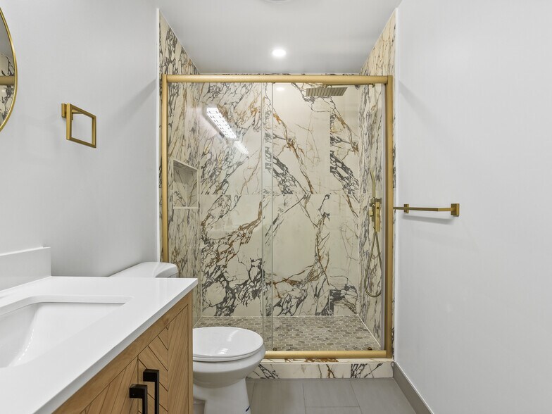 Building Photo - 2221 NE 9th Ave