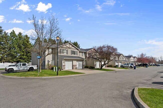 Building Photo - 4930 N Orchid Ln