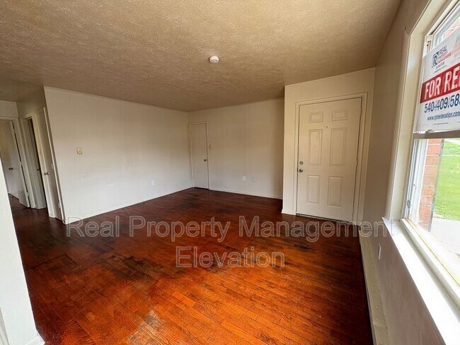 Building Photo - 1114 Allen Dr