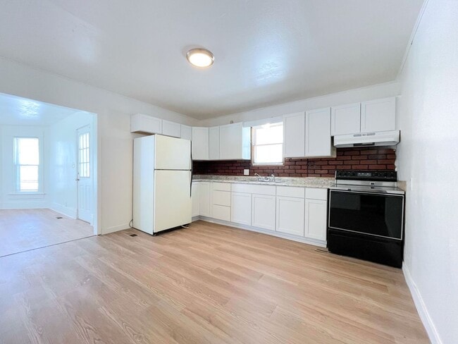 Building Photo - 3 Bed, 2 Bath Bungalow