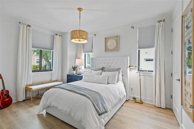 Building Photo - 218 Park Lake St