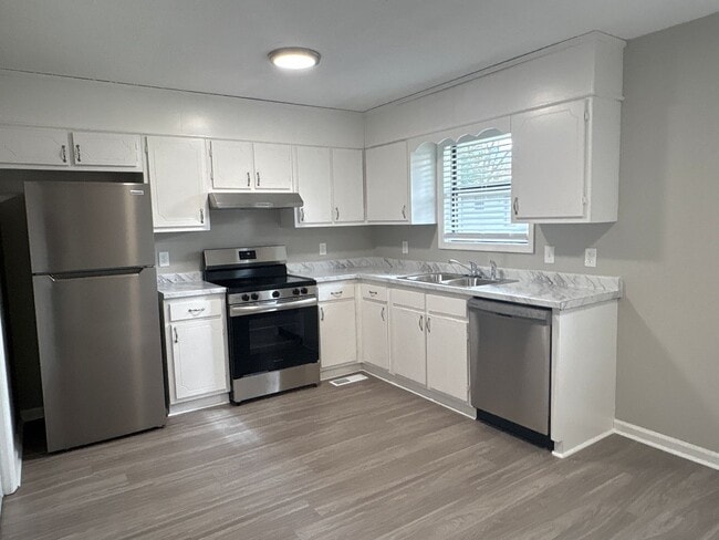 Building Photo - Freshly Renovated Duplex in Manchester!