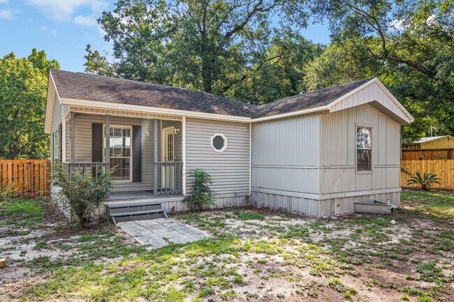 Building Photo - 698 Persimmon St