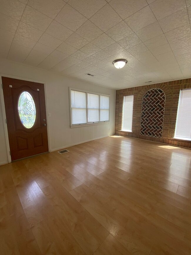 Building Photo - 3 bedroom, 2 bath single family home in Ab...