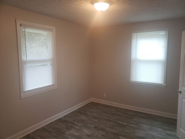 Building Photo - NEWLY RENOVATED DUPLEX UNIT