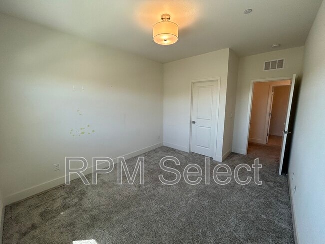Building Photo - 5762 Caprice Ct
