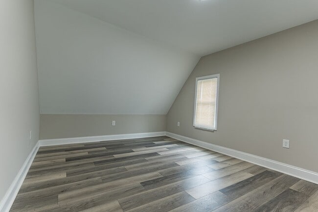 Building Photo - Spacious 6-Bedroom Home – Perfect for Large Families or Groups!