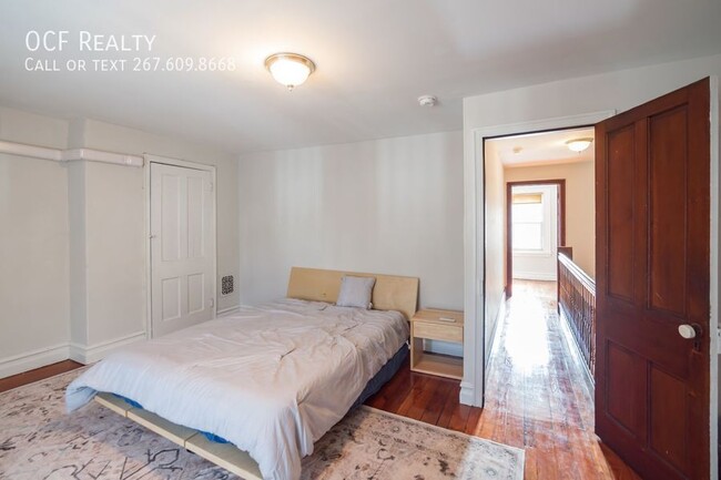 Building Photo - Gorgeous Large Manayunk Home with Parking