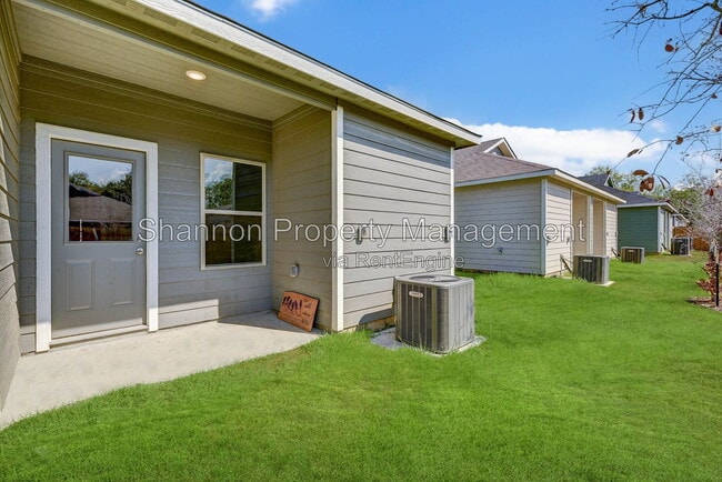 Building Photo - 407 E Avenue G
