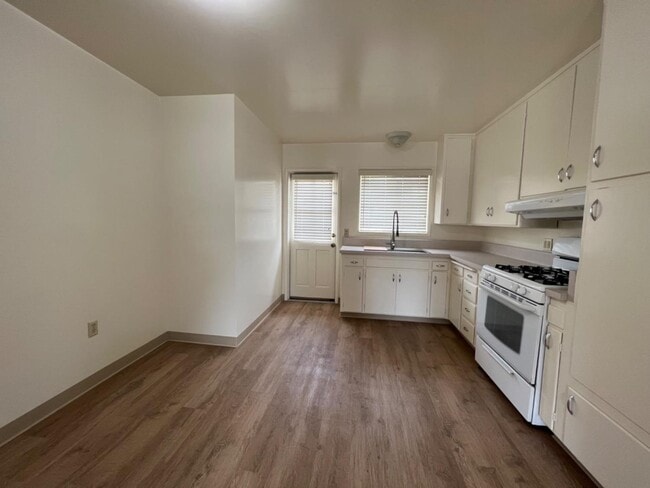 Building Photo - 1301 19th Ave