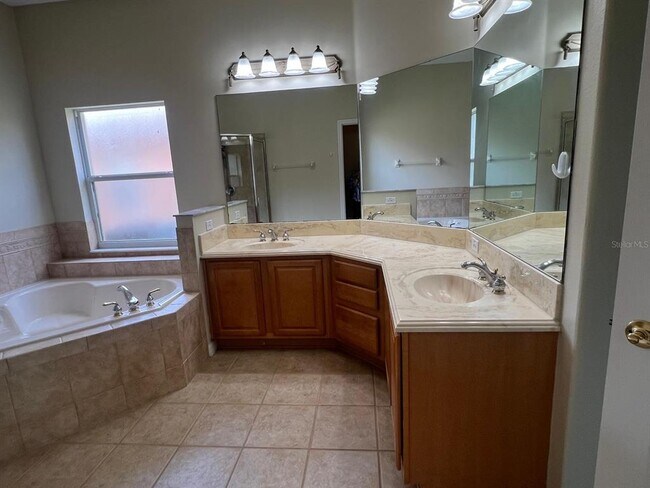Building Photo - 3535 Somerset Cir