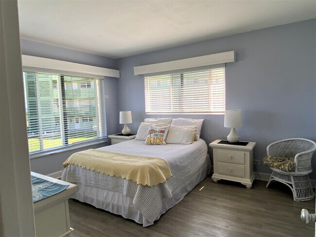 Building Photo - 1039 Hillsboro Mile