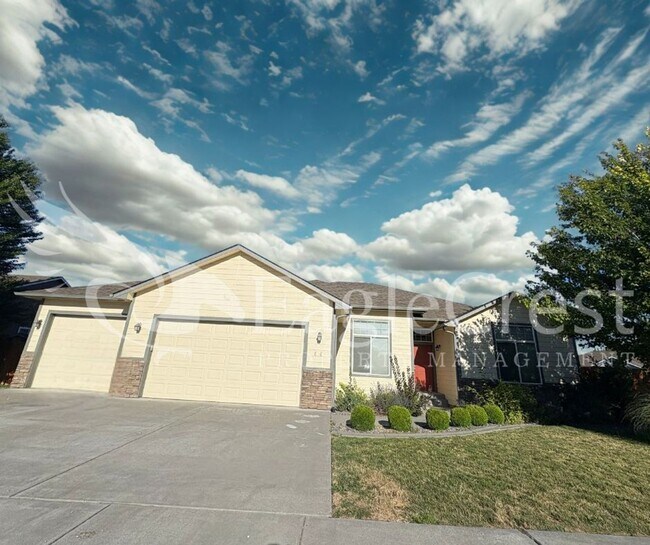 Building Photo - Three Bedroom, Two Bathroom House in Chape...