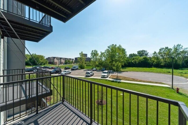 Building Photo - 2 bedroom in OAKBOOK TERRACE IL 60181