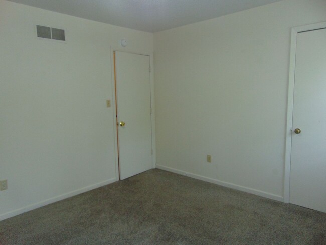 Building Photo - Nice 3 Bedroom 2.5 Bathroom Townhome!