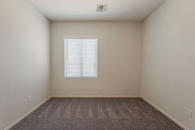 Building Photo - 3 Bed 2 Bath - New Kitchen Appliances\Carp...
