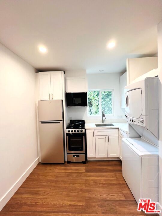 Building Photo - 10563 Wellworth Ave