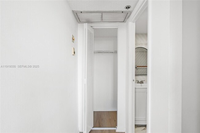 Building Photo - 4101 Pine Tree Dr