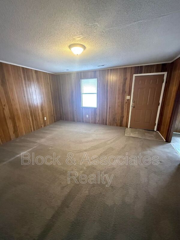 Building Photo - 242 Hughes St