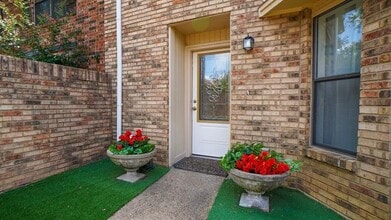 Building Photo - 720 Pebble Beach Dr