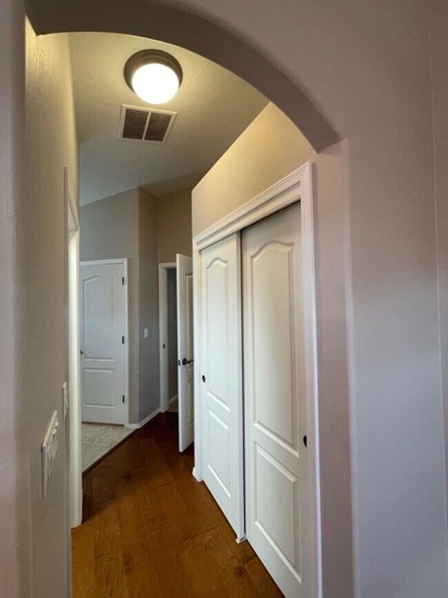 Building Photo - Available in JULY, Single story 3bd/ 2bath...