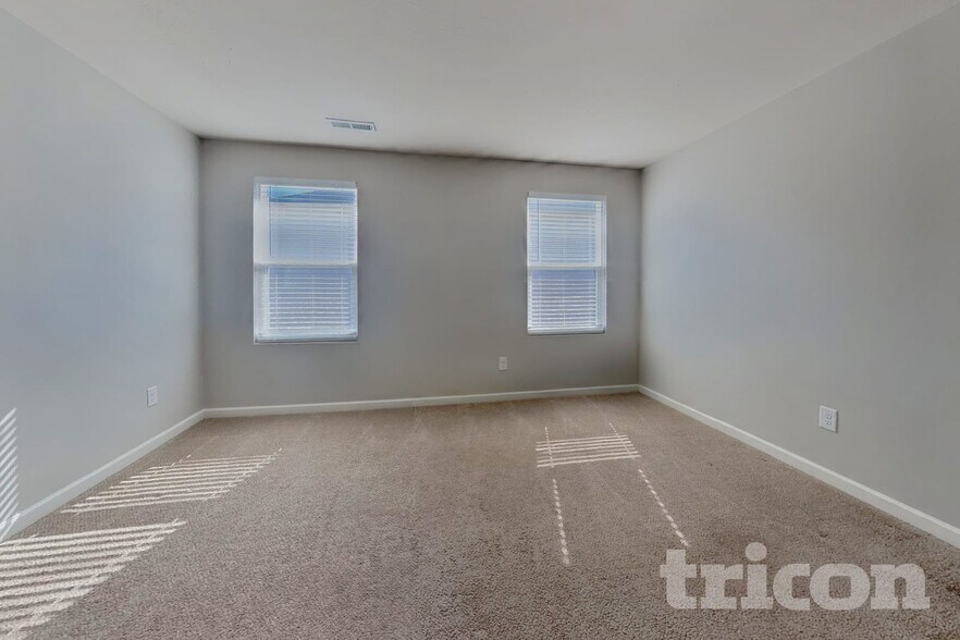 Building Photo - 4114 Vershire Ave