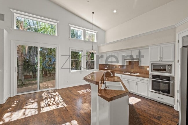 Building Photo - 338 Roundhill Dr