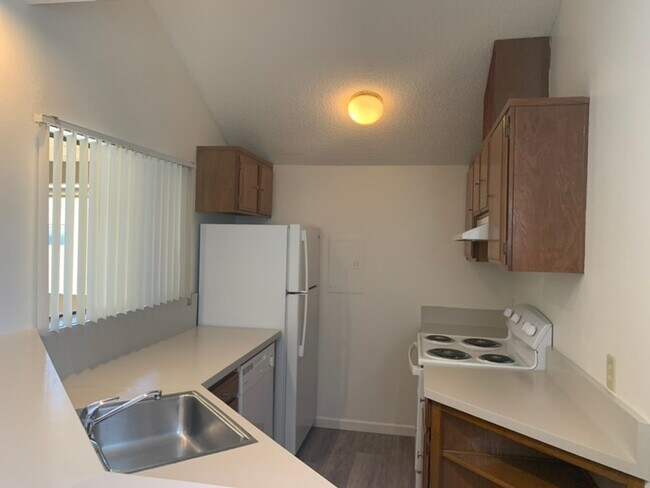 Building Photo - Centrally Located Studio Spacious Studio