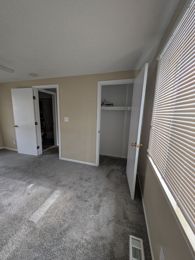 Building Photo - 3 bedrooms 2 bath Garden City