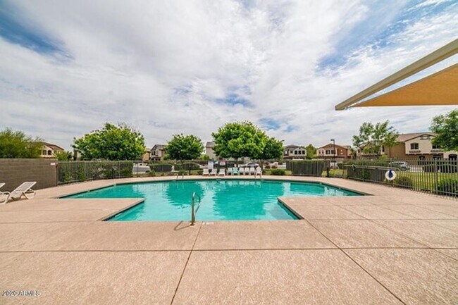 Building Photo - 2 Bedroom, 2.5 Bath Townhome Available NOW!