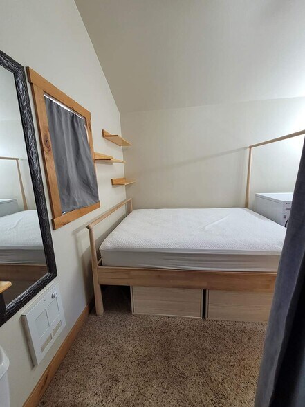 Building Photo - 755 Elm Rd