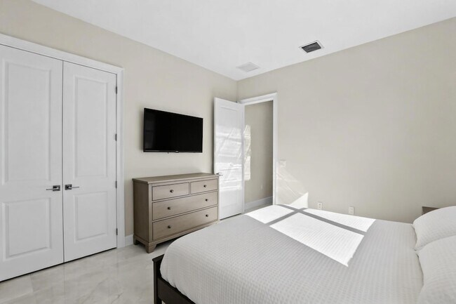 Building Photo - 14823 Wildwood Cir