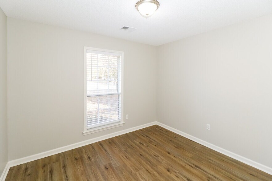 Building Photo - 215 Lakewood Dr