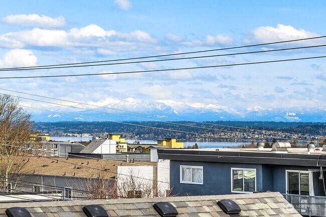 Building Photo - Modern 2 bed 2 bath town house available for move NOW