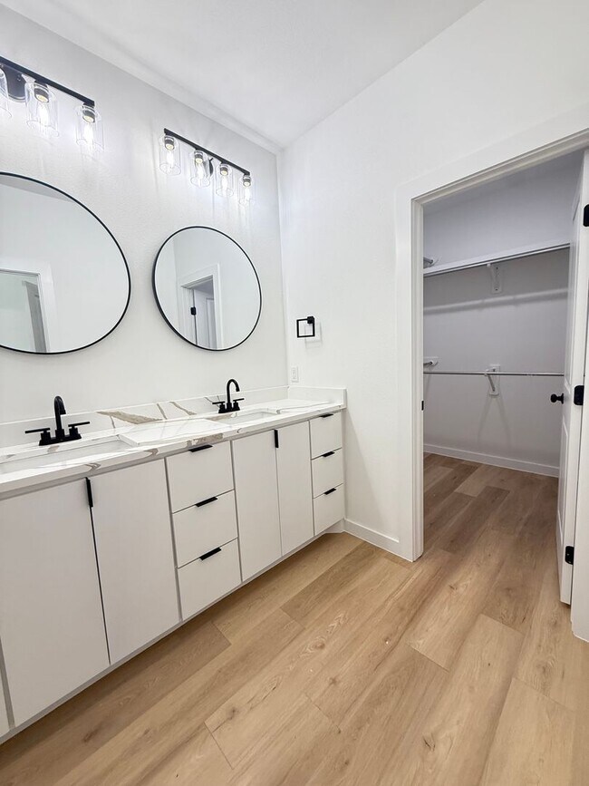 Building Photo - Spectacular Town-Home in West Lubbock!