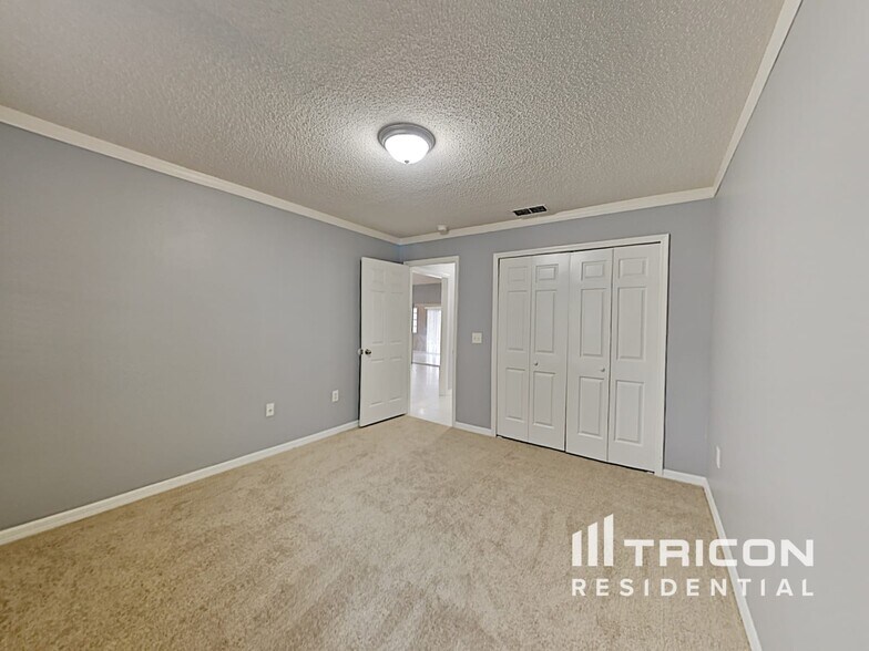 Building Photo - 949 Yellow Rose Dr