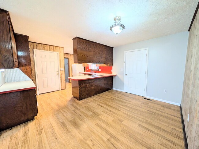 Building Photo - 6003 Sunrise Dr