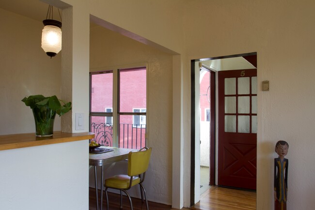 dining area off of the kitchen / living room - 3425 Bellevue Ave