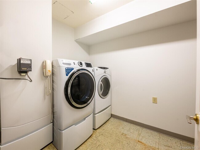 Building Photo - 372 Main St