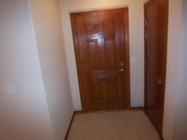 Building Photo - Lovely Duplex in gated community.