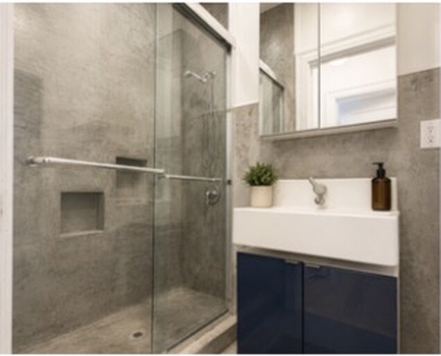 Bathroom - 437 N Spaulding Ave