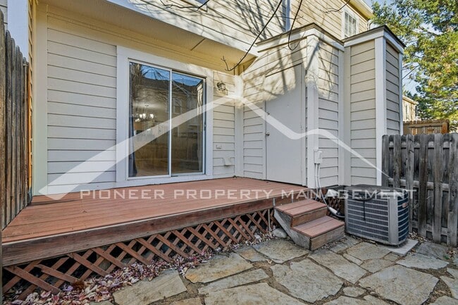Building Photo - Spacious Townhouse with Central AC and Washer/Dryer