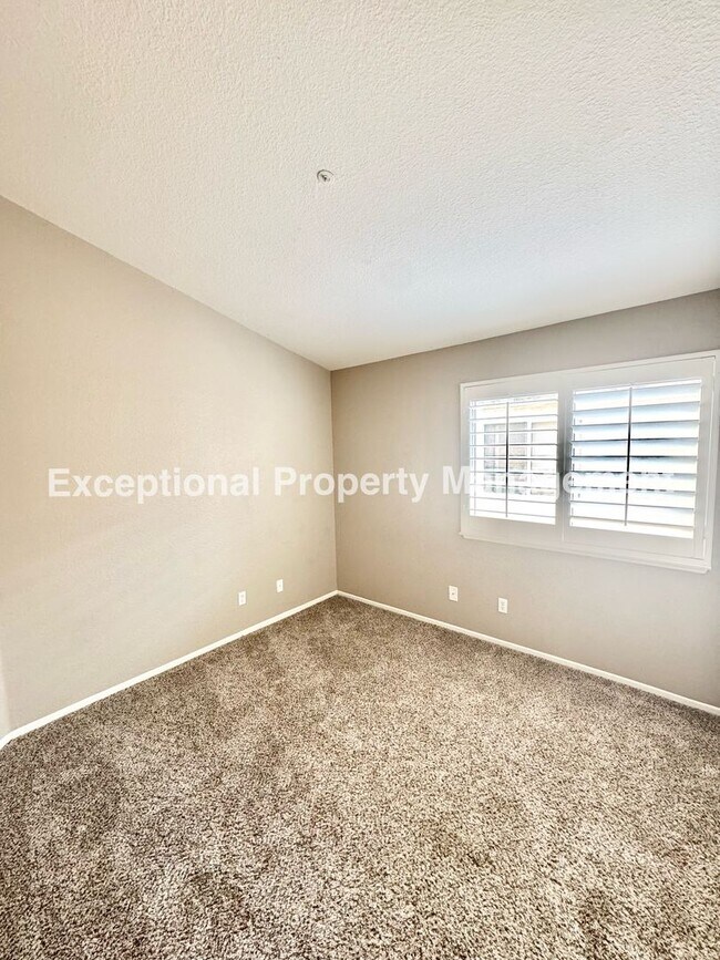 Building Photo - Great 4 bed 3 bath home in Fontana
