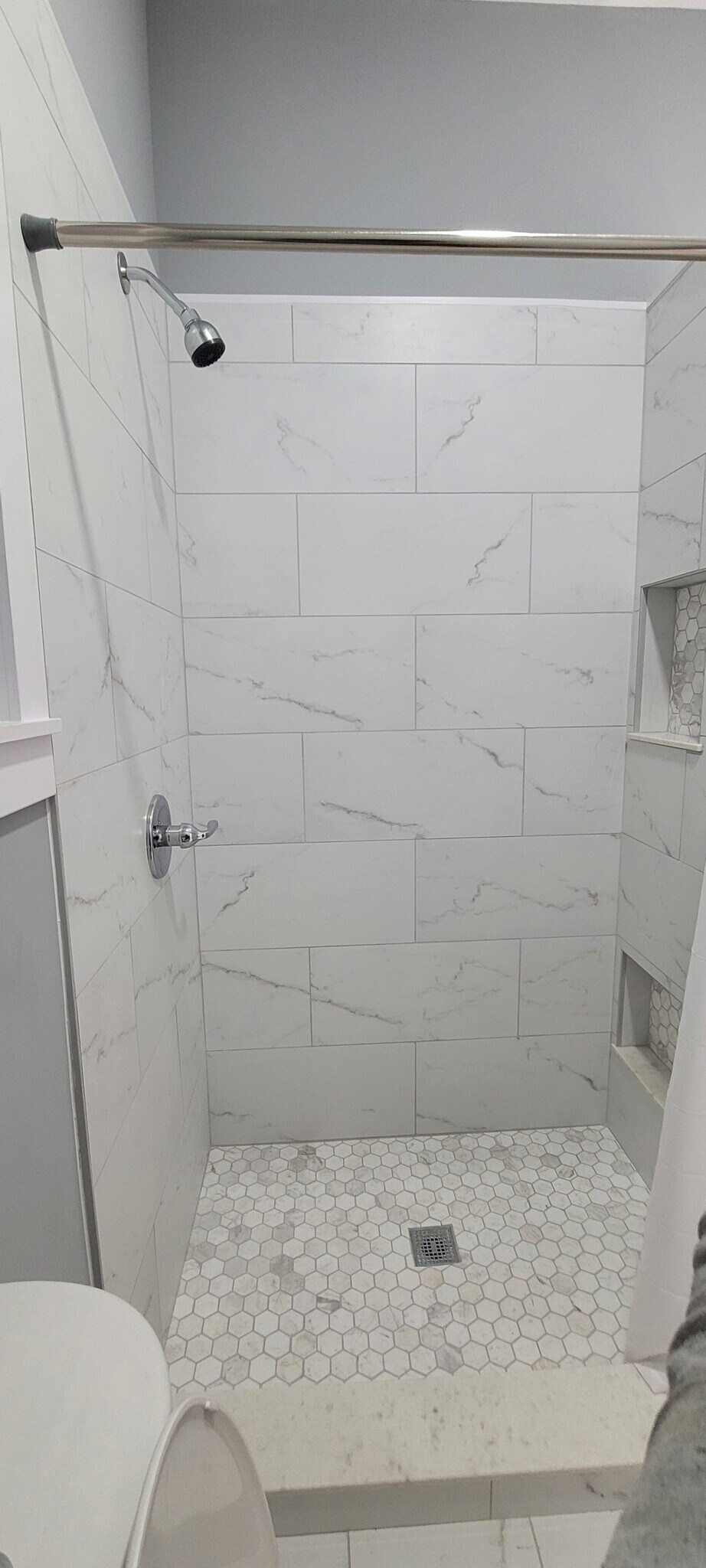 SHOWER - 2306 S Oakley Ave