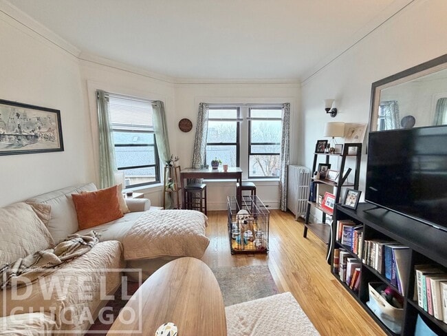 Building Photo - 1913 W Larchmont Ave