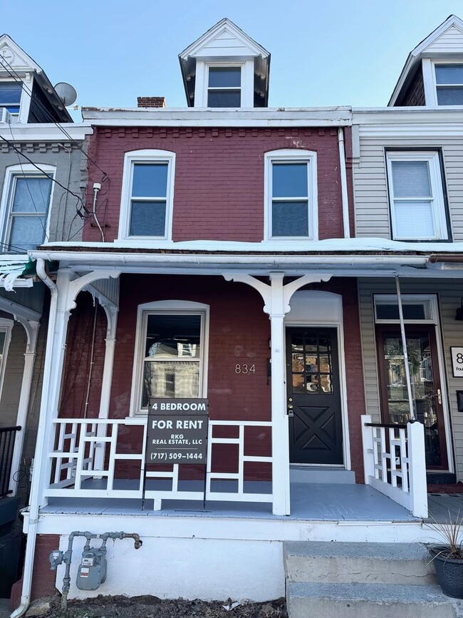 Building Photo - 4 Bedroom Townhome